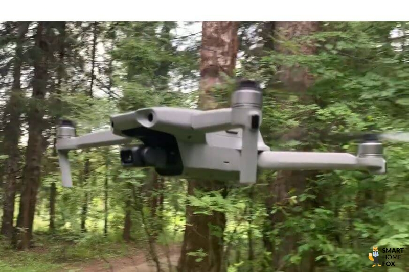 Die DJI Mavic Air 2 schwebt in der Luft